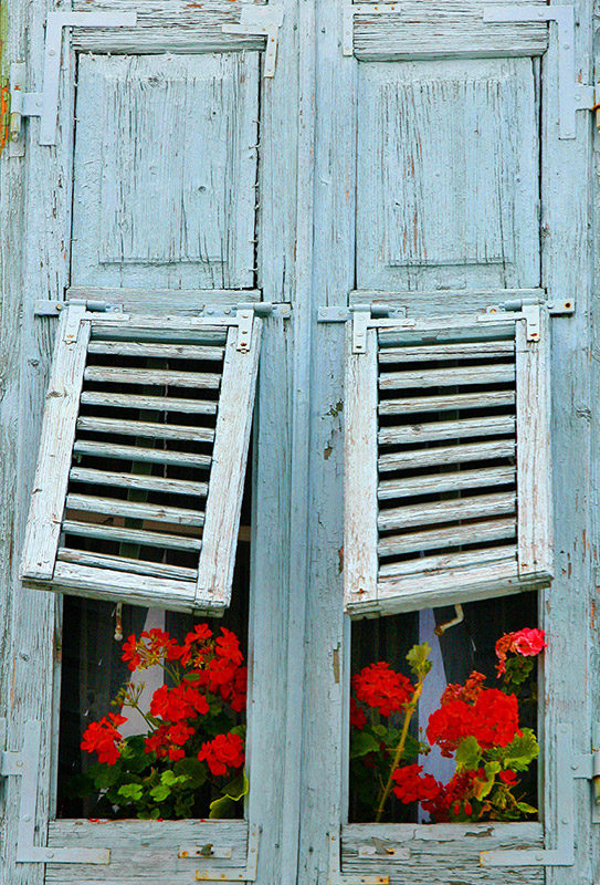 חלון פרחוני בעיירה פורץ' (Porec), נערות מפטפטות על גלידה בעיר ספליט (Split)